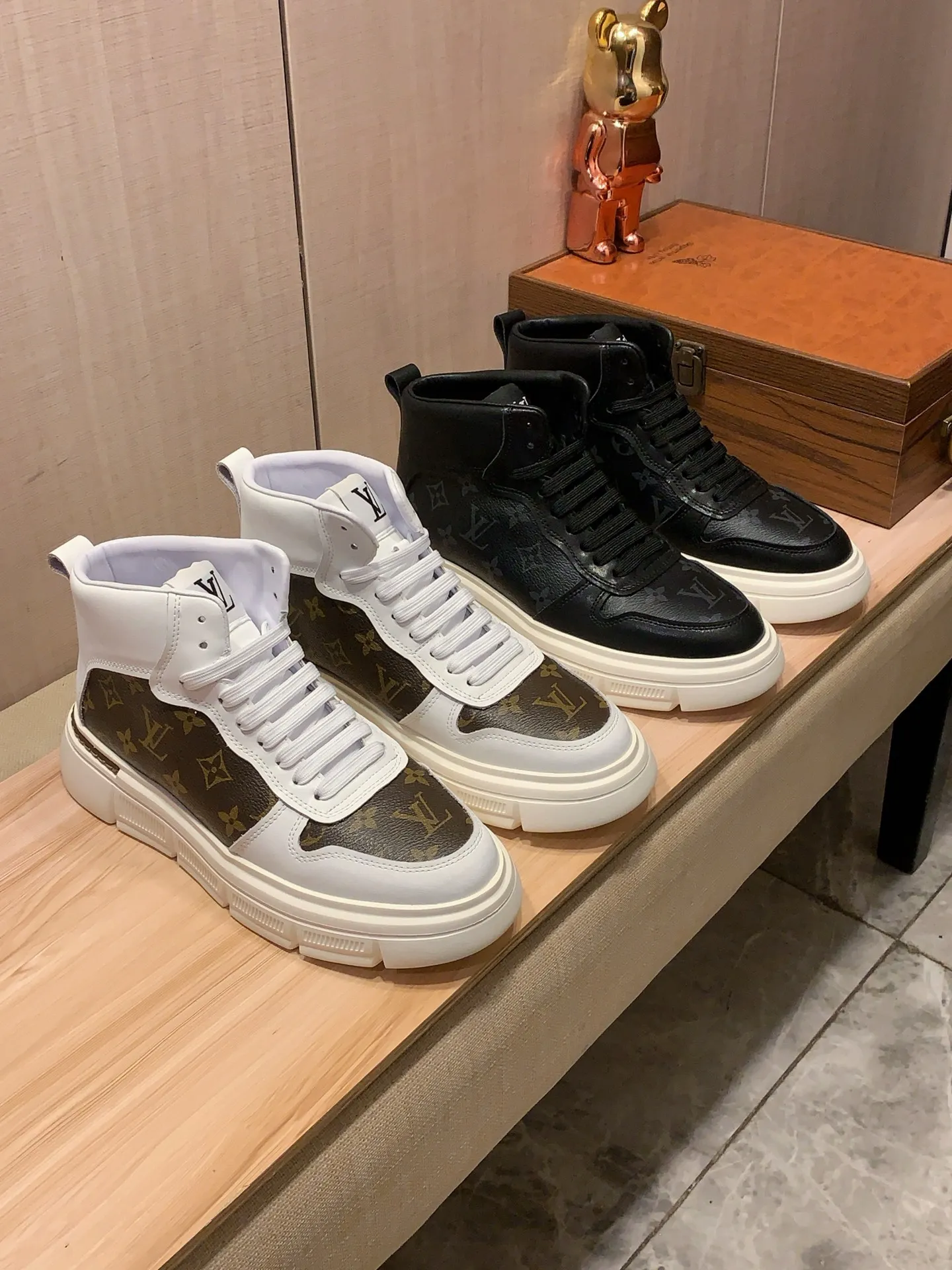 High-top men's shoes 💰442💰💰🎩🎩[Lightning][Lightning] "Lv*" The latest • popular casual shoes, top brand [Seduce] luxury~purchase, top~quality. [Strong] The upper is made of imported breathable cowhide with material ➕ breathable sheepskin feet (•) and fine workmanship. The original stylish and stylish soft rubber wear-resistant and non-slip outsole is light and comfortable on the feet. The real thing looks better when photographed. 122: code: 38-44, 2️⃣ colors selected